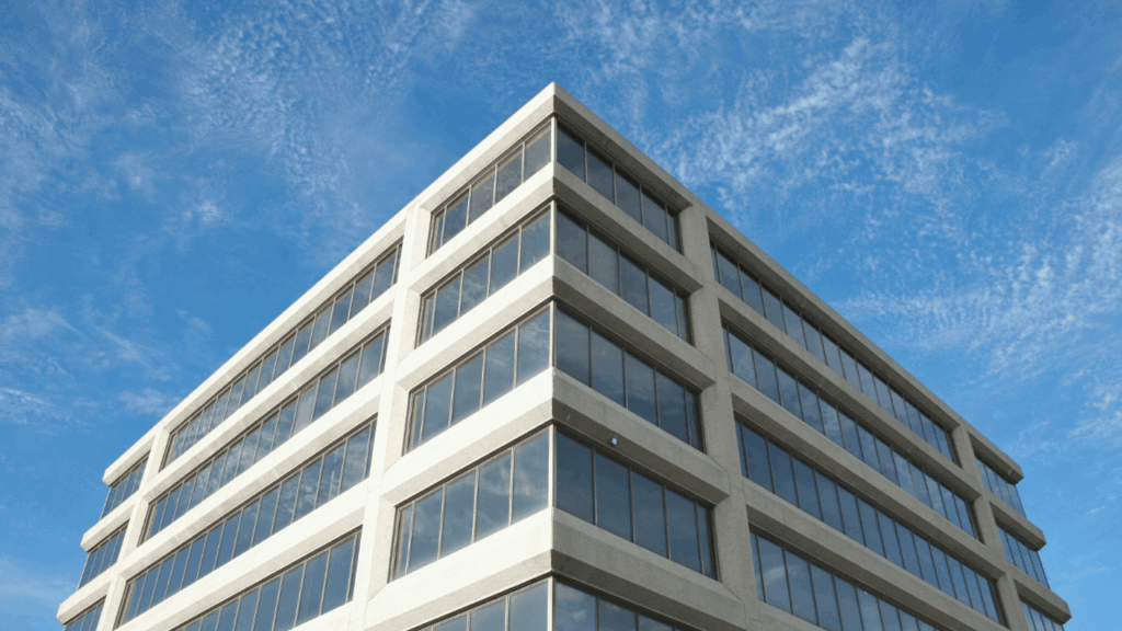 fachadas engatilladas en edificio corporativo